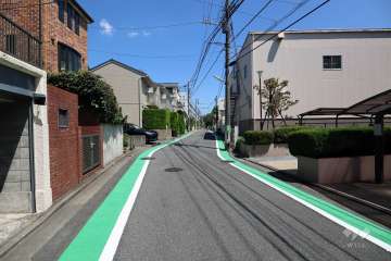 敷地北側の前面道路(北西側から)