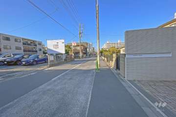 敷地西側の前面道路は成城石井富士見橋通りです（南側から）。