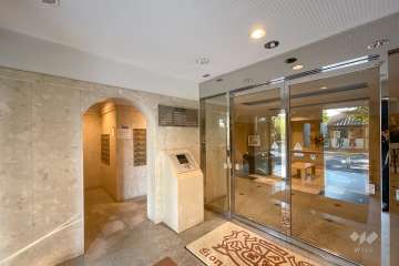 エントランスはオートロック付きです。