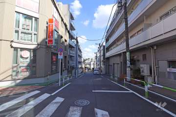 敷地北側の前面道路(西側から）