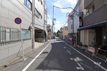 敷地西側の前面道路（北側から）