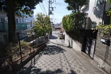 敷地北西側の前面道路（北東側から）