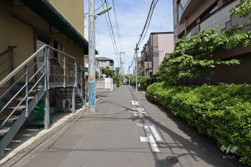 敷地北側の前面道路（西側から）