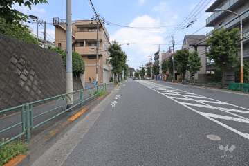 敷地南側の前面道路