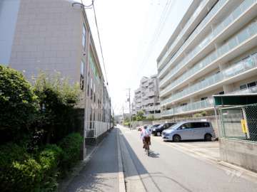 敷地南側の前面道路