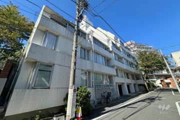 メゾンベール成城の外観（東側から）