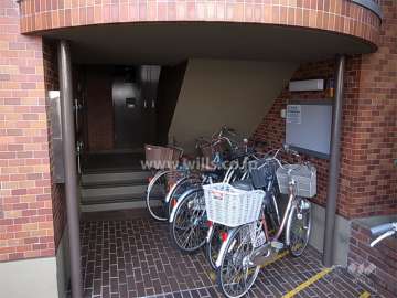 住戸入口に共用ポストと駐輪場があります。