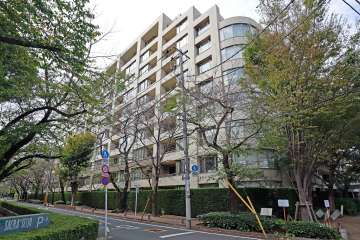 ガーデンコート成城の外観（南東側から）