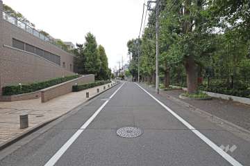 敷地北側の前面道路