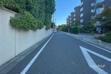 敷地東側の前面道路