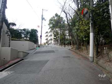 高台の閑静な住宅地に立地し、敷地北側には『広田山公園』が広がり緑豊かです。