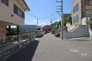 敷地南西側の前面道路(東側から)