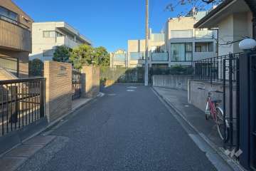 敷地西側の前面道路