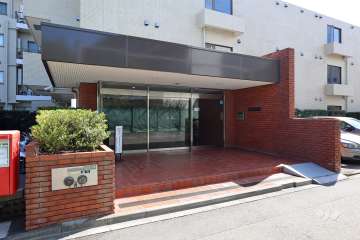 北側のエントランス