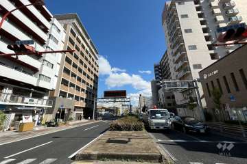 敷地南側の前面道路(東側から)