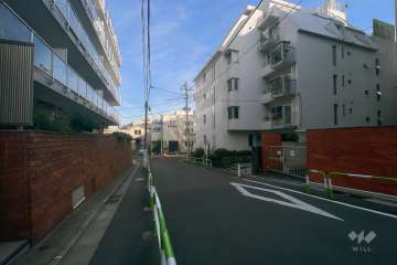 敷地南側の前面道路（東側から）