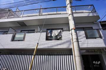 外壁はグレー系のタイル張りです。