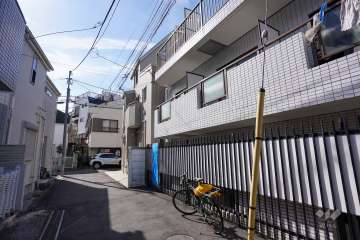 敷地南側の前面道路（東側から）