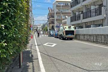 敷地の西側前面道路(南西側から)