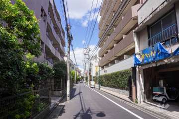 敷地東側の前面道路（南側から）