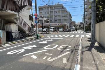 敷地西側の前面道路　