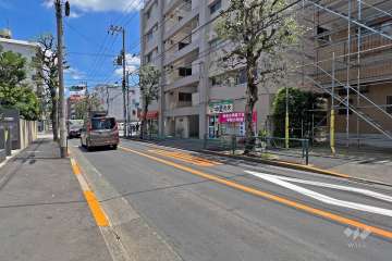 敷地北側の前面道路（西側から）