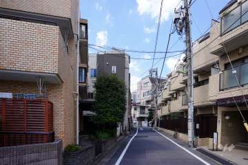 敷地北東側の前面道路（南東側から）