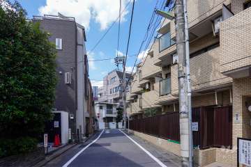 敷地南西側の前面道路（南東側から）