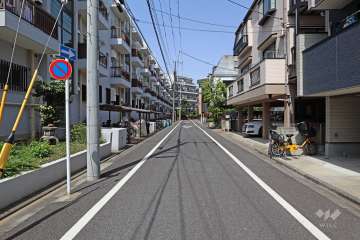 敷地の北東側前面道路（西側から）