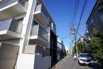 敷地南側の前面道路（西側から）