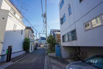 敷地東側の前面道路（北側から）