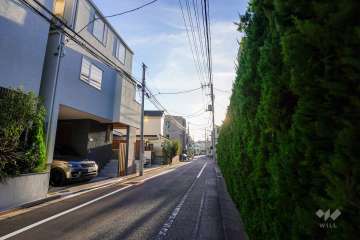 敷地南側の前面道路（東側から）