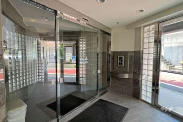 エントランスはオートロック付きです。