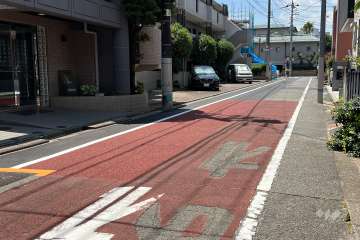 敷地北側の前面道路(北東側から)