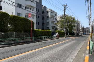 敷地の北西側前面道路(北東側から)