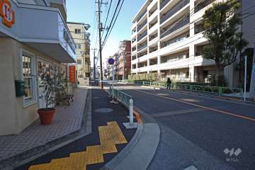 敷地北側の前面道路（東側から）