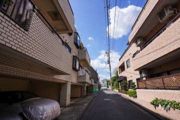 敷地北側の前面道路（東側から）