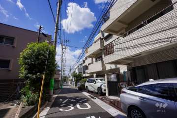 敷地南側の前面道路（東側から）