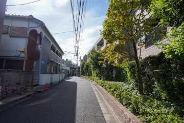 敷地南側の前面道路（東側から）