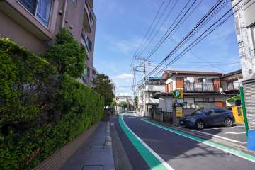 敷地東側の前面道路（南側から）