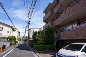 敷地北側の前面道路（西側から）