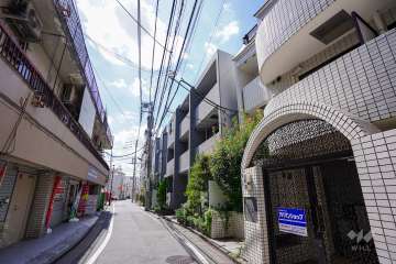 敷地東側の前面道路（北側から）