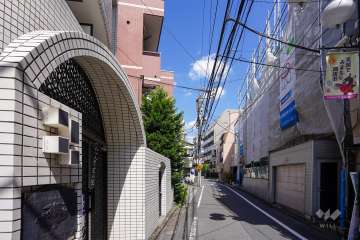 敷地東側の前面道路（南側から）