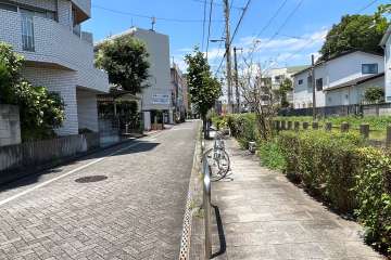 敷地北東側の前面道路(南東側から)