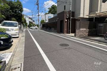 敷地北側の前面道路(西側から)