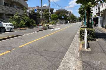 敷地東側の前面道路(南東側から)