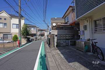 敷地北西側の前面道路（南西側から）