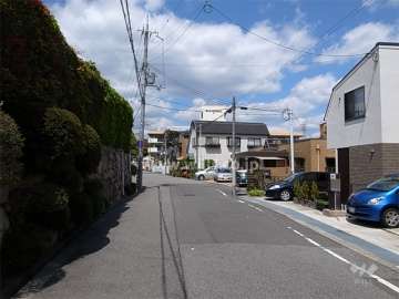 敷地西側の前面道路