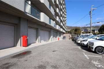 敷地内駐車場（屋外平面式と屋内平面式）