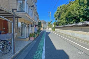 敷地東側前面道路（南側から）